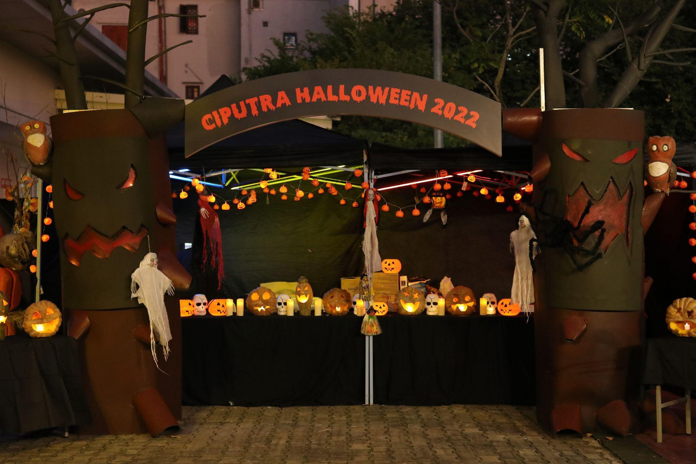 Halloween đã trở thành một lễ hội phổ biến ở nhiều nước trên thế giới Halloween đã trở thành một lễ hội phổ biến ở nhiều nước trên thế giới