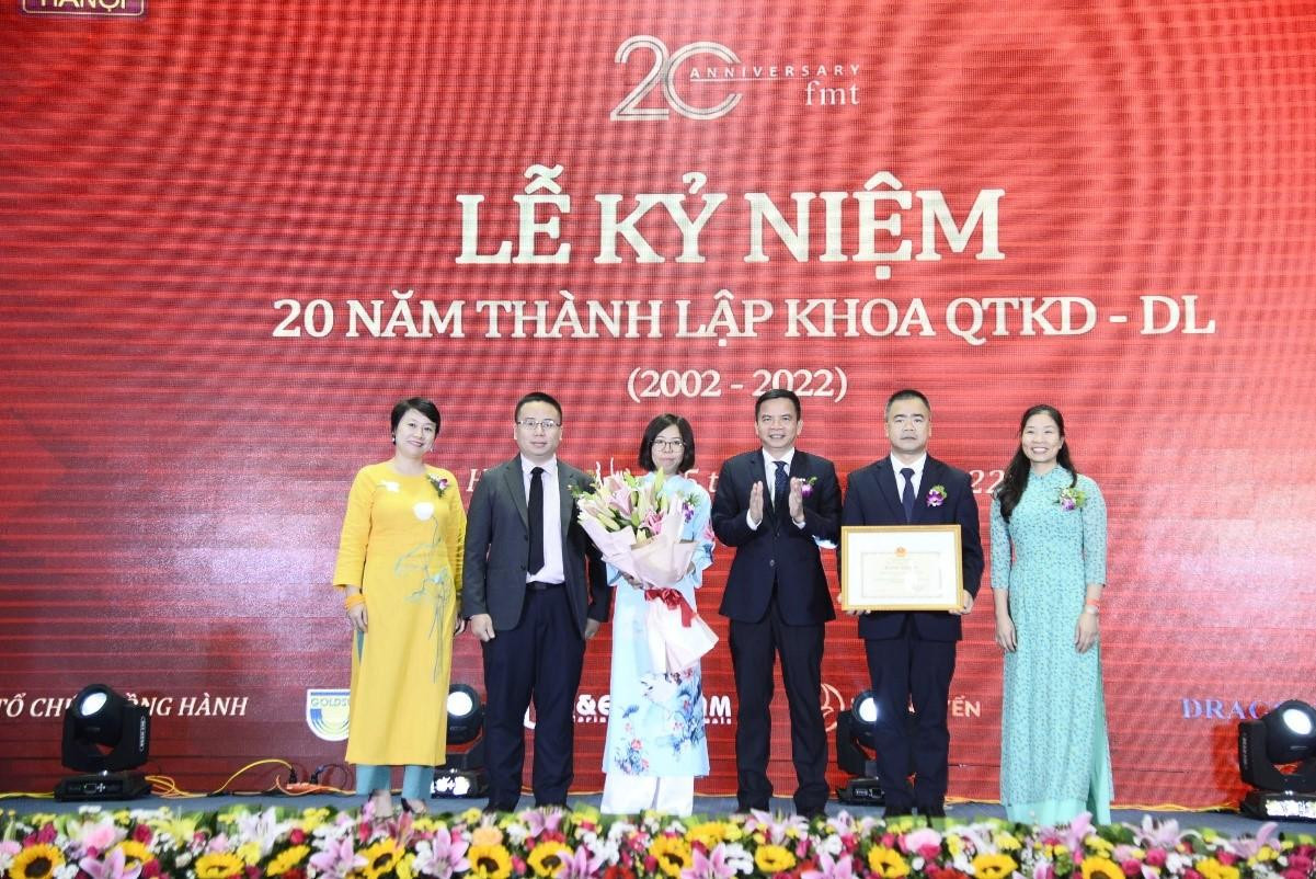 Đại diện lãnh đạo Khoa QTKD và DL nhận Bằng khen tại Lễ kỷ niệm 20 năm thành lập Đại diện lãnh đạo Khoa QTKD và DL nhận Bằng khen tại Lễ kỷ niệm 20 năm thành lập