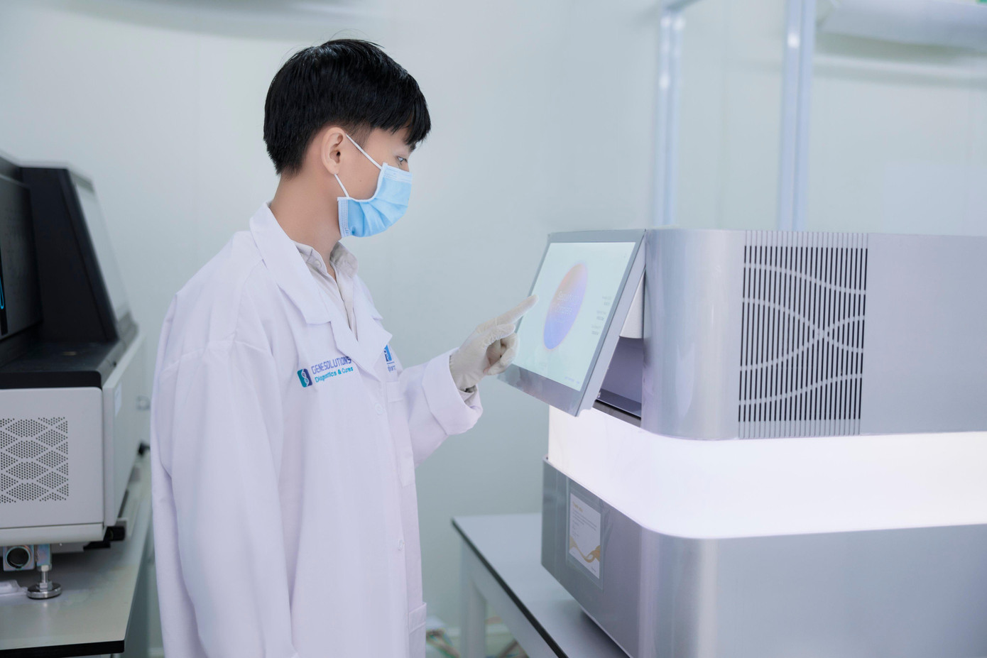 Phòng Lab của Gene Solutions đạt chuẩn quốc tế ISO 13485:2022 và EMQN với những hệ thống giải trình tự gen của hãng Ilumina hàng đầu thế giới. Ảnh: Gene Solutions. Phòng Lab của Gene Solutions đạt chuẩn quốc tế ISO 13485:2022 và EMQN với những hệ thống giải trình tự gen của hãng Ilumina hàng đầu thế giới. Ảnh: Gene Solutions.
