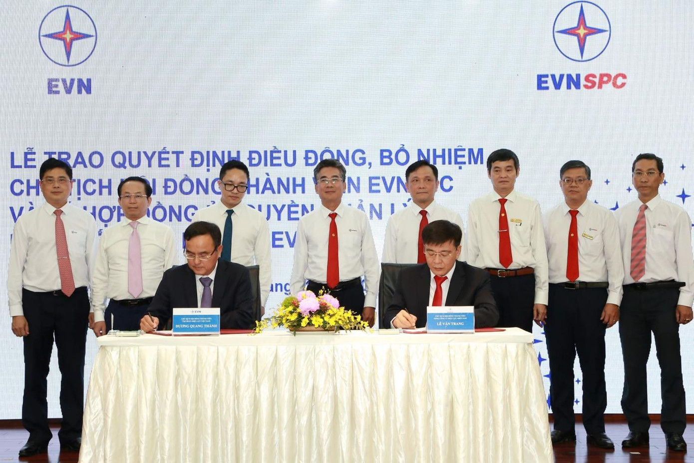 Ông Dương Quang Thành–Bí thư Đảng ủy, Chủ tịch HĐTV EVN và ông Lê Văn Trang-Chủ tịch HĐTV EVNSPC ký hợp đồng ủy quyền quản lý phần vốn của EVN tại EVNSPC.