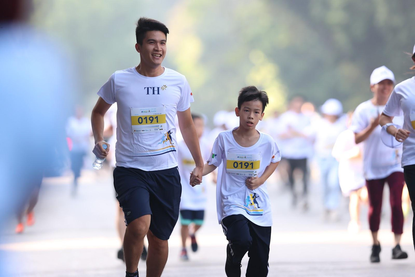 Các gia đình cùng chinh phục thử thách nắm tay nhau chạy cự ly 1,5km ở S-Race Family Các gia đình cùng chinh phục thử thách nắm tay nhau chạy cự ly 1,5km ở S-Race Family