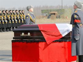 Linh cữu cố Tổng thống Ba Lan được đưa về thủ đô Warsaw