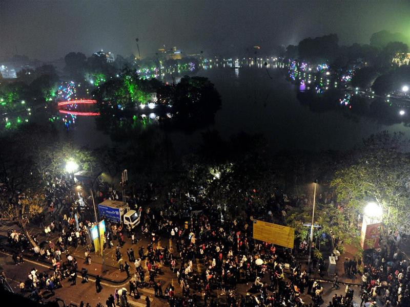 Khoảnh khắc đêm giao thừa Canh Dần 2010 tại Hồ Hoàn Kiếm, Hà Nội. Ảnh: Thanh Hà - TTXVN