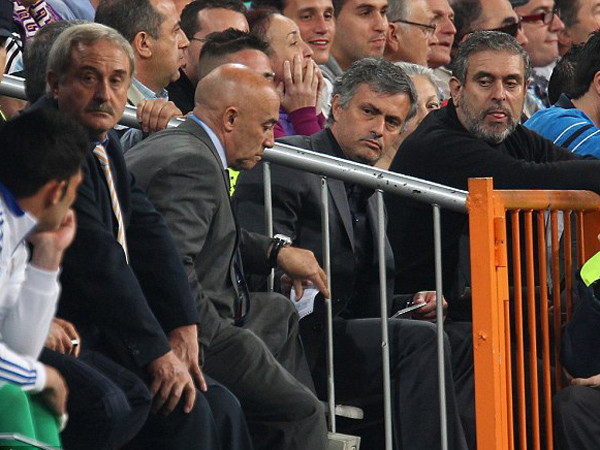 Mourinho bị đuổi lên khán đài vì phản ứng trọng tài Ảnh: Getty Images