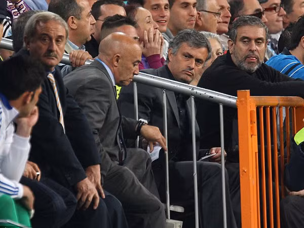 Mourinho bị đuổi lên khán đài vì phản ứng trọng tài Ảnh: Getty Images