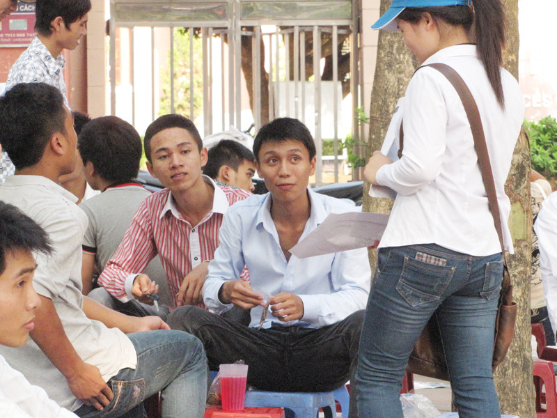 Mùa thi là cơ hội kiếm ăn của nhiều loại “cò”