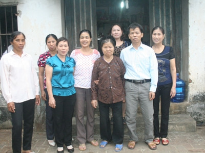 Ông Chấn chụp ảnh cùng bà Thúy (ngoài cùng bên phải) và một số người thân, sau khi được tạm hoãn thi hành án