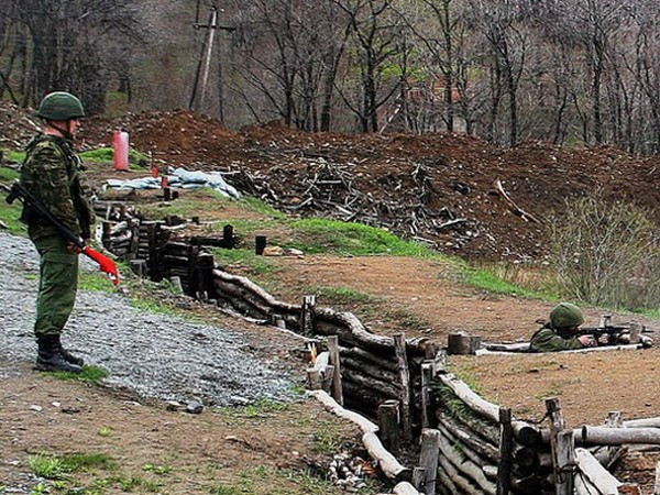 Hải quân đánh bộ diễn tập phòng thủ bảo vệ mục tiêu.(Ảnh: mil.ru)