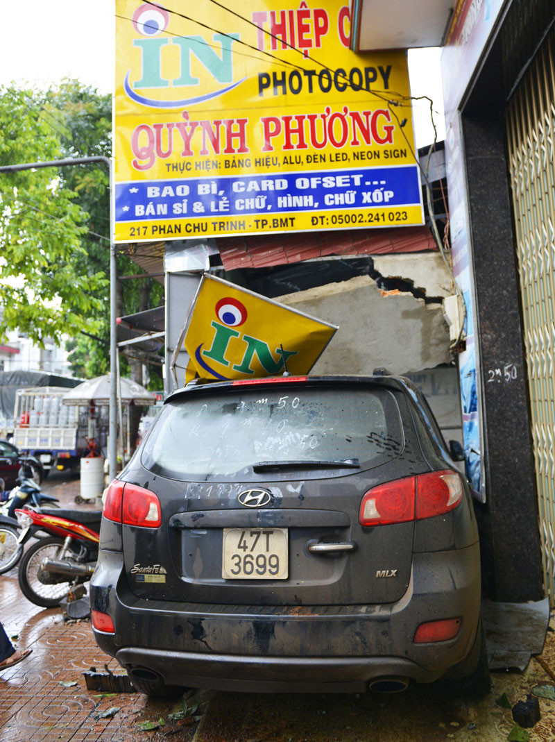 Cú tông vừa đủ sập tường phần cơi nới lấn chiếm vỉa hè. Cú tông vừa đủ sập tường phần cơi nới lấn chiếm vỉa hè