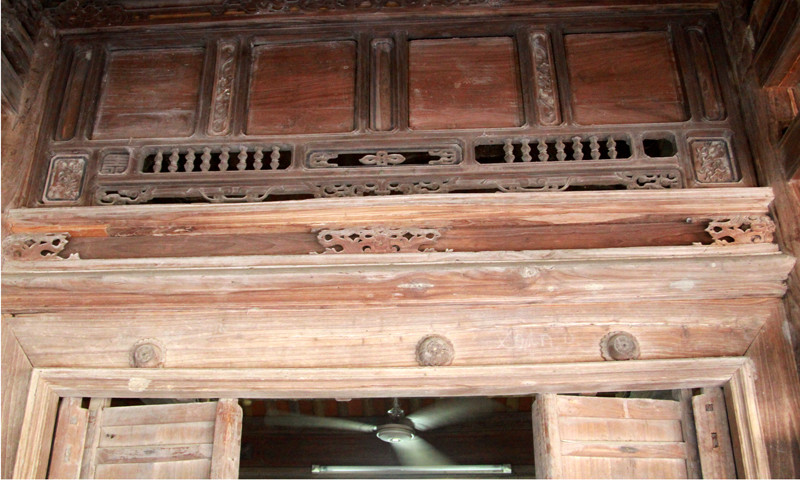 Phía trên cửa,phần ván chia thành nhiều phần, bậc