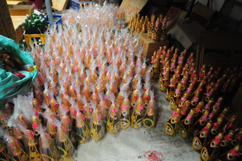 Hàng trăm chai rượu Champagne giả