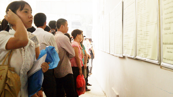 Số liệu thống kê sinh viên thất nghiệp sẽ giúp định hướng nghề nghiệp tốt hơn (Trong ảnh: Tìm kiếm thông tin tuyển dụng tại phiên giao dịch việc làm ở Hà Nội)