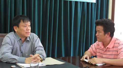 Thượng tá Nguyễn Quốc Tiến (trái), trưởng Công an thị xã Cẩm Phả, làm việc với phóng viên - Ảnh: Đ.Bình