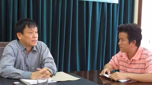 Thượng tá Nguyễn Quốc Tiến (trái), trưởng Công an thị xã Cẩm Phả, làm việc với phóng viên - Ảnh: Đ.Bình