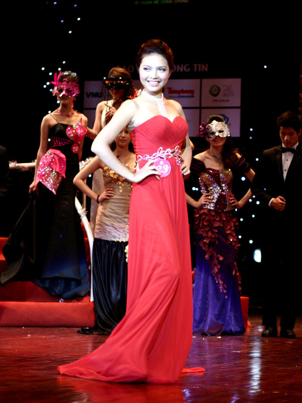 Thanh lịch trong trang phục dạ hội