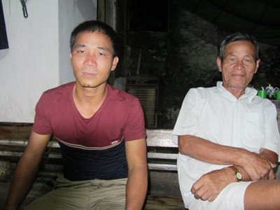 Thuyền viên Vũ Văn Biên (trái), người thoát chết thần kỳ. Thuyền viên Vũ Văn Biên (trái), người thoát chết thần kỳ