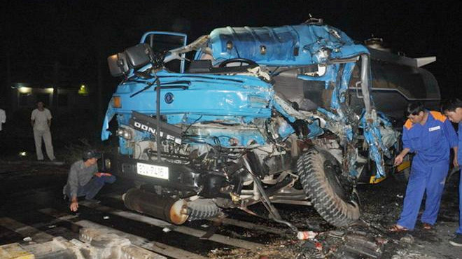 Phần bánh trước của xe rơi hẳn ra ngoài. Ảnh: Đình Vũ. Phần bánh trước của xe rơi hẳn ra ngoài. Ảnh: Đình Vũ