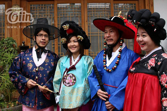 Hạ Huyền thứ 2 từ phải sang trong trang phục truyền thống Hàn Quốc