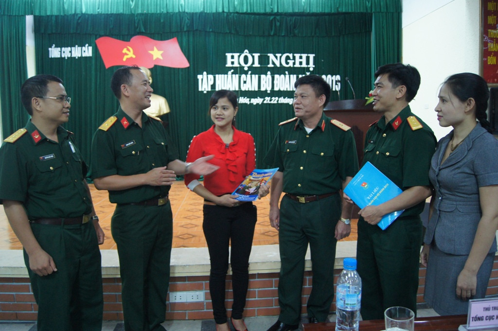 Lãnh đạo Tổng cục Hậu cần và Ban Thanh niên Quân đội trao đổi với các đại biểu dự lớp tập huấn