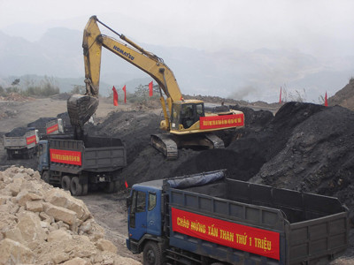  Năm 2009, Xí nghiệp Khe Sim - Tổng Cty Đông Bắc đón mừng tấn than thứ 1 triệu trong điều kiện tài nguyên khó khăn, phân bố rải rác và nhỏ lẻ… 