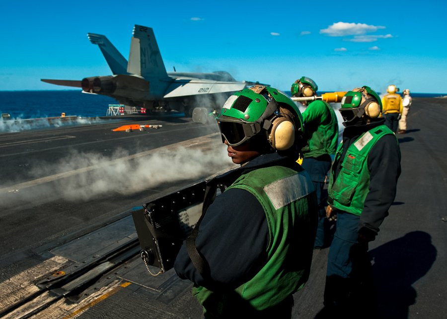 Các lò phản ứng năng lượng trên tàu giúp cho Nimitz tránh hao tổn nhiên liệu và có thể vận chuyển được nhiều gấp rưỡi lần số đạn dược so với các tàu sân bay thông thường khác