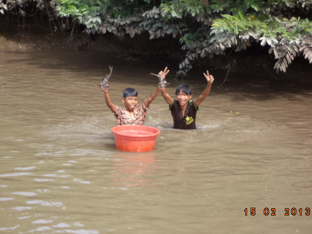 Niềm vui của các em với chiến lợi phẩm thu được