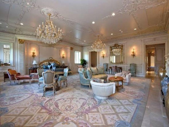 Trái ngược hoàn toàn với căn phòng ngủ rộng thênh thang và cực kỳ sang trọng