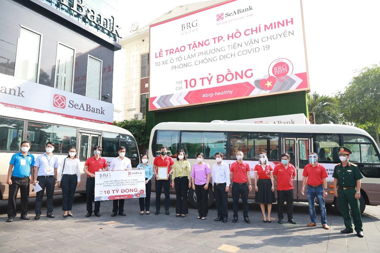 Đại diện Tập đoàn BRG và Ngân hàng SeABank bàn giao 10 ô tô cho các đơn vị tiếp nhận