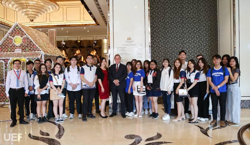 Sinh viên chương trình cử nhân Anh Quốc tham quan, học tập tại khách sạn Caravelle Sinh viên chương trình cử nhân Anh Quốc tham quan, học tập tại khách sạn Caravelle