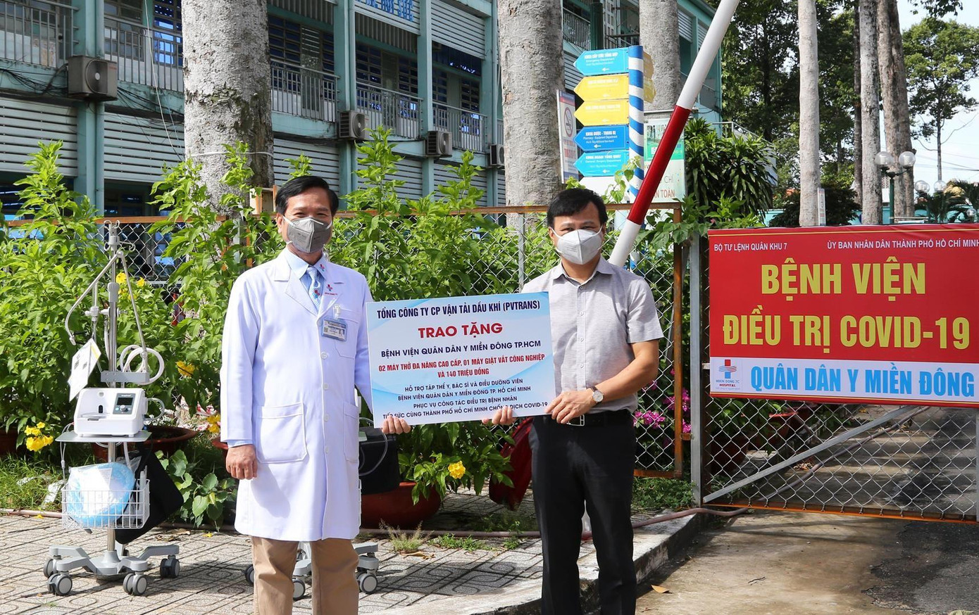 Ông Phạm Việt Anh - Chủ tịch HĐQT Tổng công ty PVTrans trao 02 máy thở cho bệnh viên Quân dân y Miền Đông