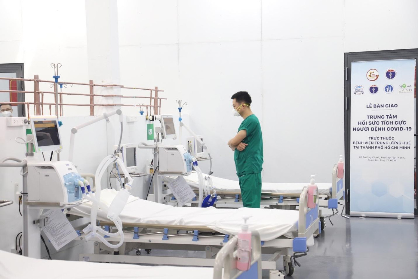 Hệ thống trang thiết bị hiện đại như máy thở chức năng cao, máy monitor, máy sốc tim, bồn oxy dung tích 20m3, hệ thống oxy tới tận giường bệnh…