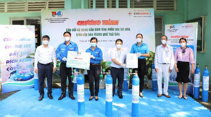 Đại diện Đoàn khối và EVNGENCO 3 trao 100 bình Oxy cho đại diện Thành đoàn Thành phố Thủ Đức Đại diện Đoàn khối và EVNGENCO 3 trao 100 bình Oxy cho đại diện Thành đoàn Thành phố Thủ Đức