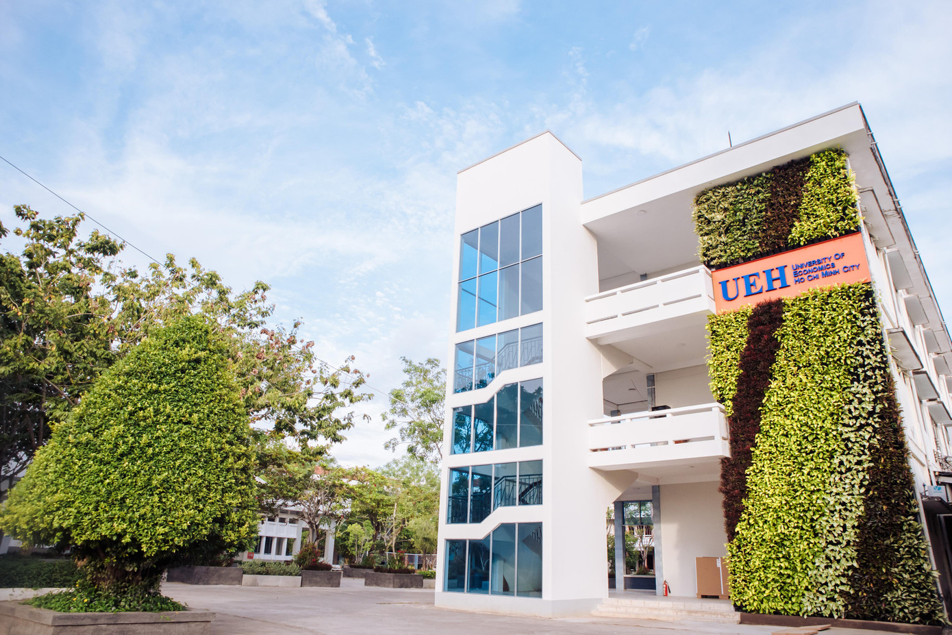 “Sinh viên miền Tây học tại Vĩnh Long có thể gắn bó với gia đình nhiều hơn nhưng vẫn thụ hưởng được nền giáo dục chất lượng.” theo TS. Bùi Quang Hùng