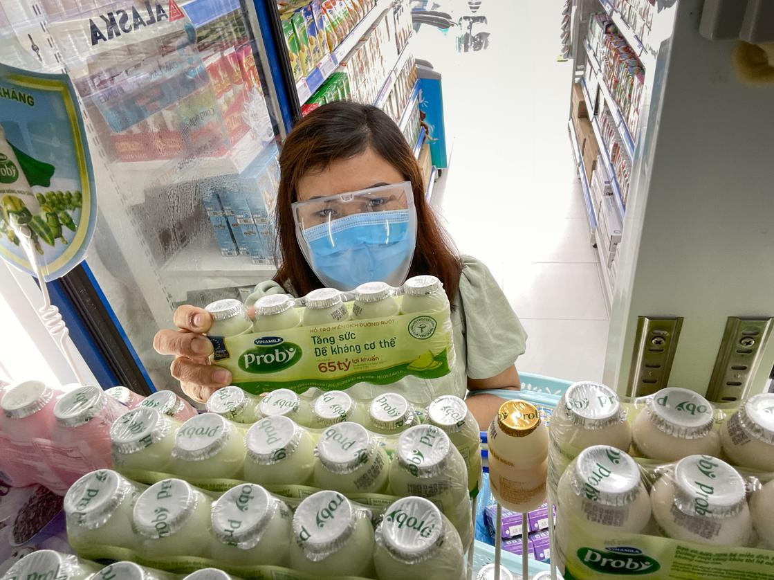 Vinamilk thực hiện chương trình hỗ trợ người tiêu dùng, tặng thêm các sản phẩm dinh dưỡng nhằm trợ giá mùa dịch