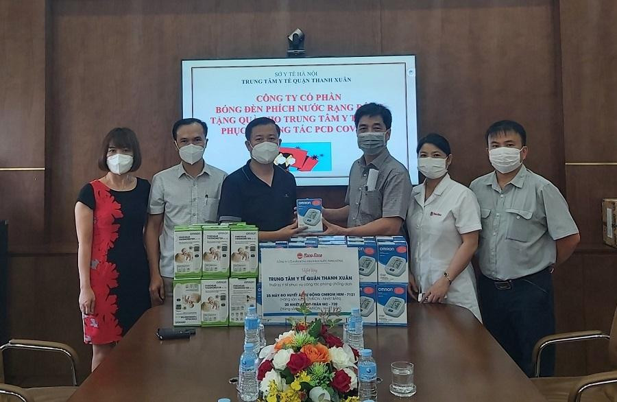 Công ty CP Bóng đèn Phích nước Rạng Đông trao tặng quà cho Trung tâm Y tế quận Thanh Xuân (Hà Nội) phục vụ công tác phòng chống dịch Covid-19 Công ty CP Bóng đèn Phích nước Rạng Đông trao tặng quà cho Trung tâm Y tế quận Thanh Xuân (Hà Nội) phục vụ công tác phòng chống dịch Covid-19
