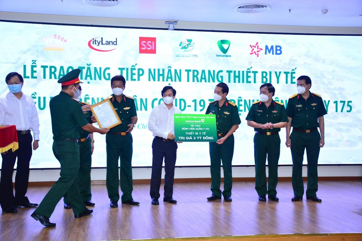 Ngân hàng Vietconmbank trao tặng BV Quân Y 175 thiết bị y tế với tổng giá trị 3 tỷ đồng