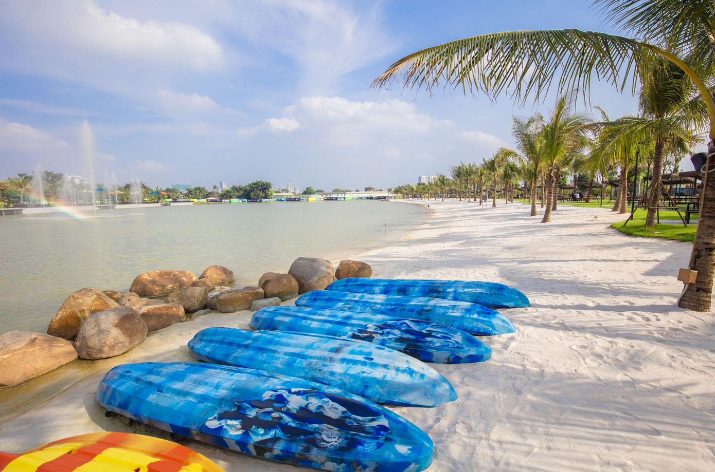 Công viên trung tâm Central Park mang đến cho cư dân cuộc sống nghỉ dưỡng tại gia mỗi ngày với dừa xanh – cát trắng – nắng vàng.