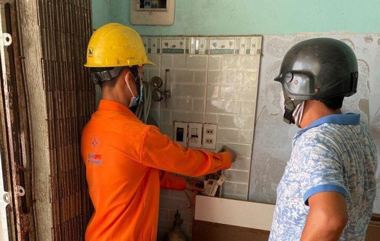 Điện lực Thanh Khê đã phát hiện và xử lý kịp thời trường hợp sản lượng điện tăng bất thường của khách hàng P.T.K.C (đường Nguyễn Chích, TP Đà Nẵng) với sản lượng tăng từ 10 kWh lên đến 142 kWh/ngày.