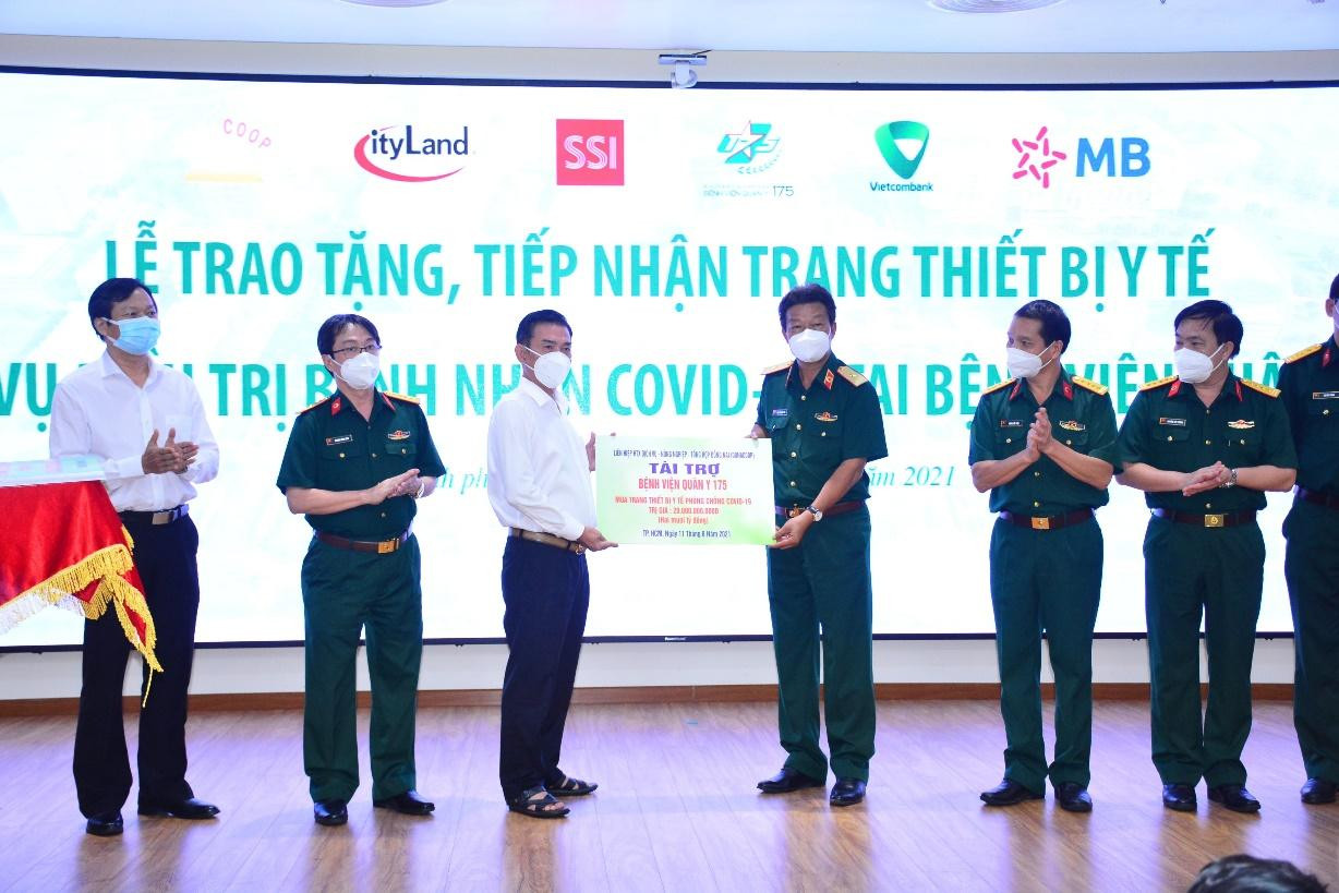 Liên hiệp HTX DONACOOPtrao tặng BV Quân Y 175 thiết bị y tế với tổng giá trị 20 tỷ đồng