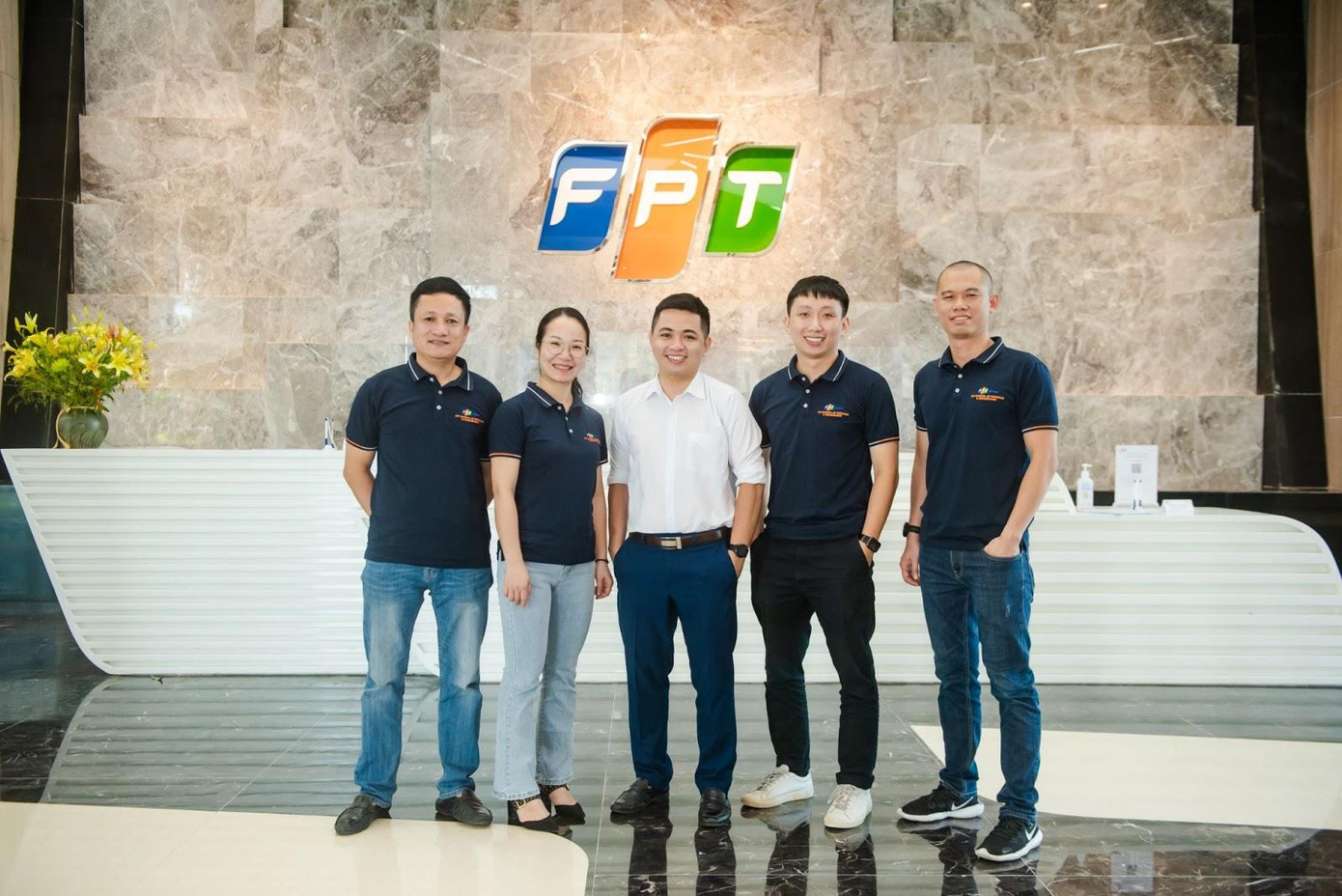 Anh Đỗ Tuấn Anh - Trưởng phòng Giao diện và Trải nghiệm người dùng của TP Bank (đứng thứ 2 từ phải qua)