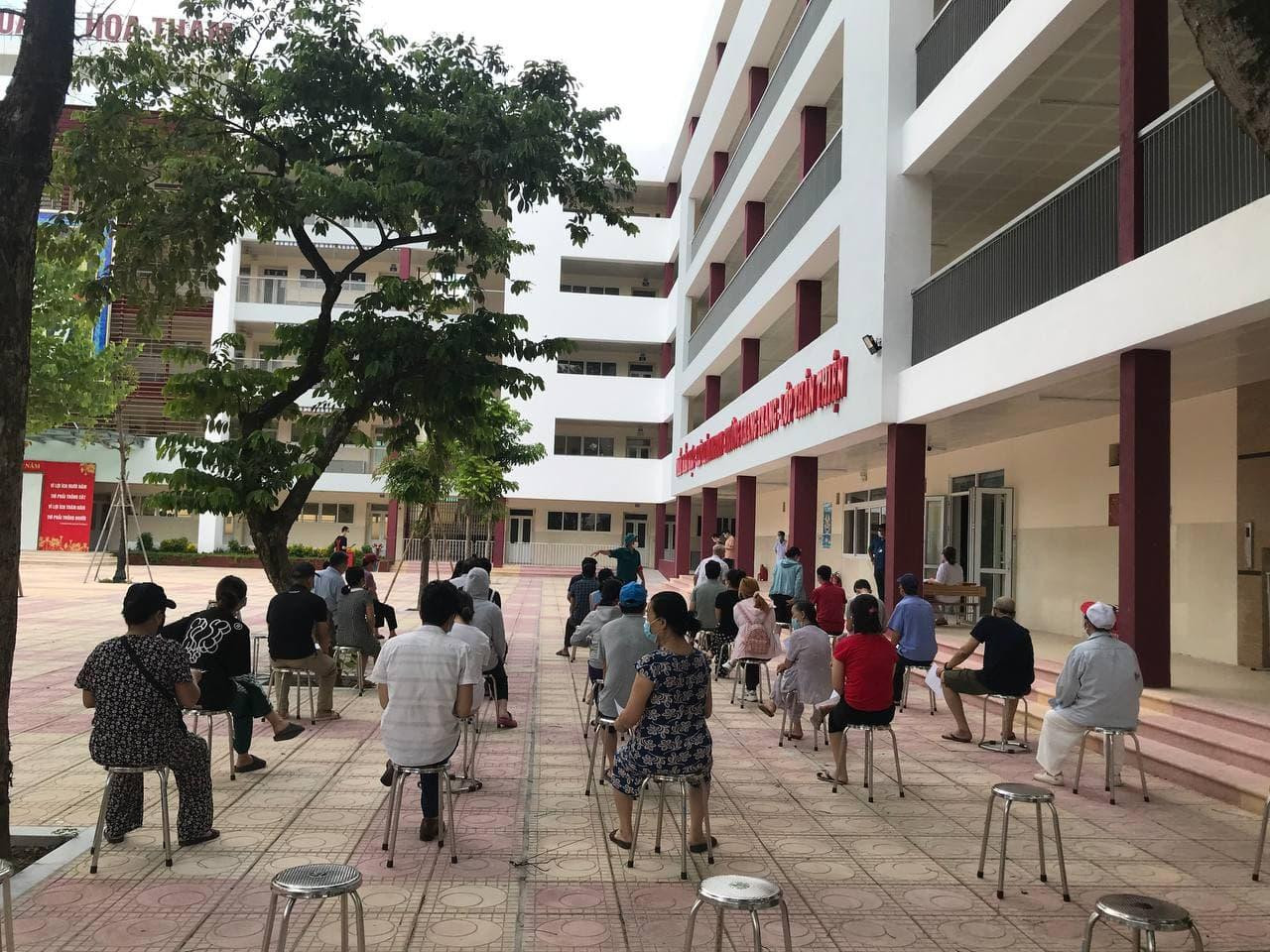 Người dân tham gia lấy mẫu xét nghiệm tại trường trung học Hoàng Hoa Thám, số 2 Vĩnh Phúc, Ba Đình, HN, chiều ngày 19/8