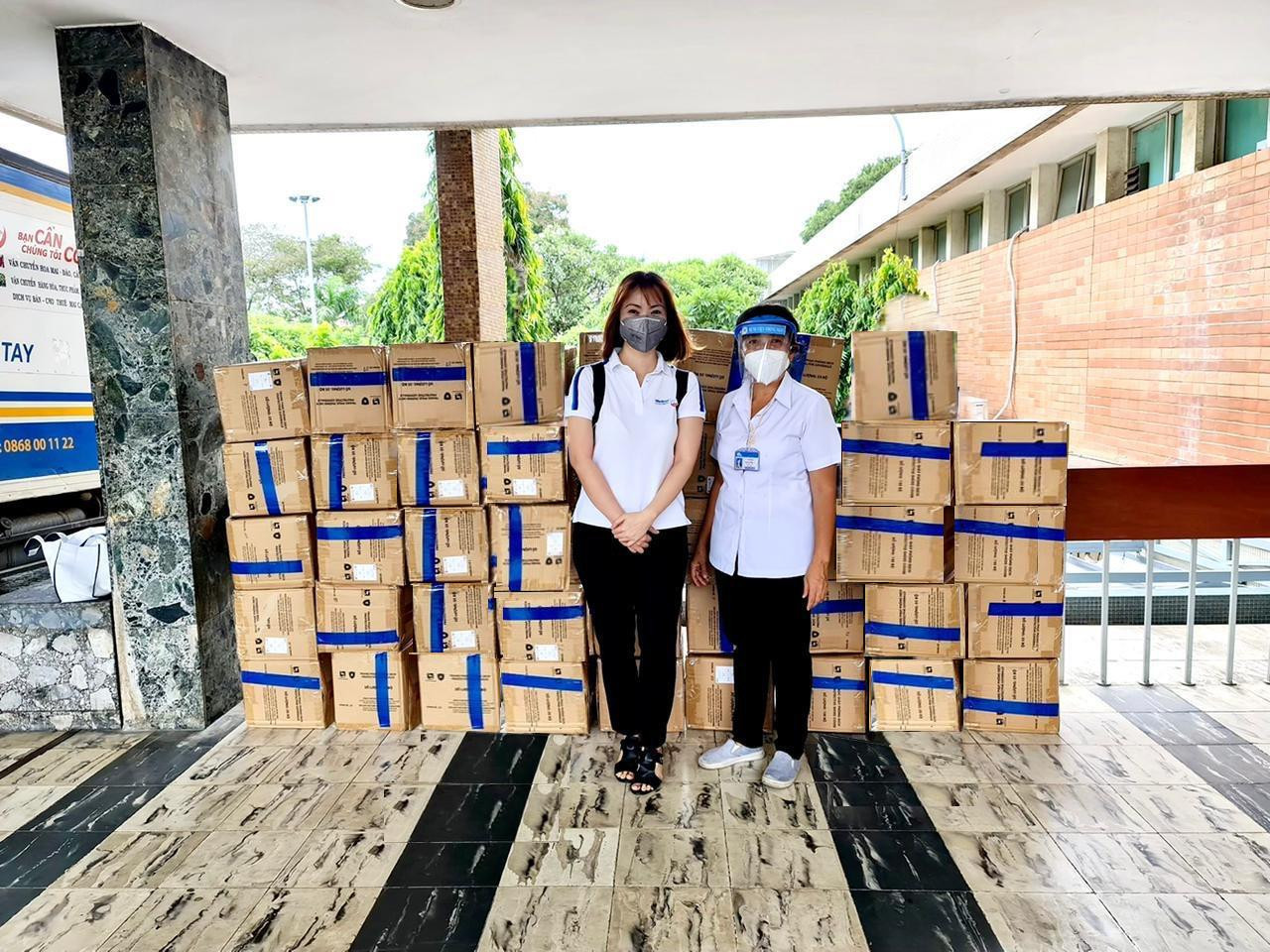 Các bộ trang phục bảo hộ y tế đã được Medtronic kịp thời trao cho Bệnh viện Thống Nhất nhằm góp phần bảo vệ các y bác sĩ tuyến đầu chống dịch