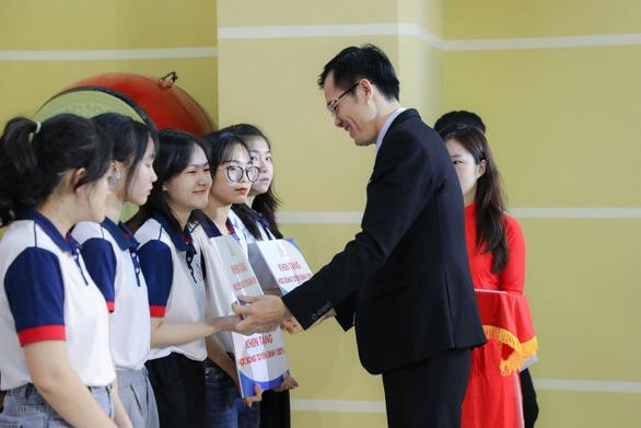 Chính sách học bổng góp phần giảm áp lực tài chính mùa 5K cho tân sinh viên