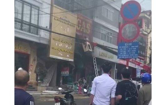 Xe gầu của Điện lực Sapa giải cứu 2 cháu bé tại tầng 2 của căn nhà