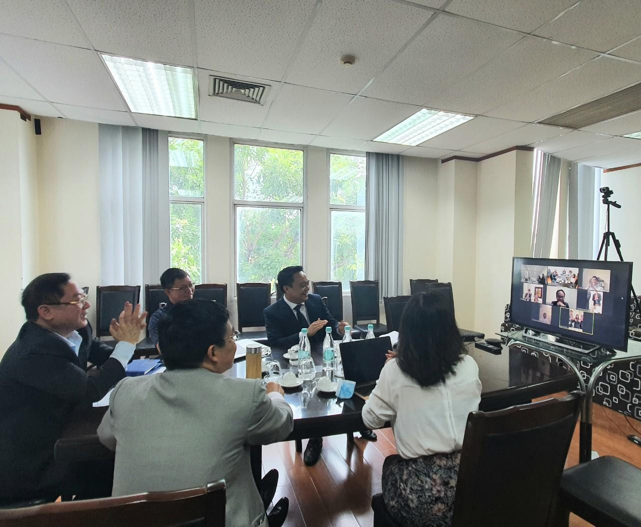 HĐQT và Ban Giám đốc Công ty CP Tiền Phong và Saigon Meidcare trao đổi nội dung thỏa thuận hợp tác.