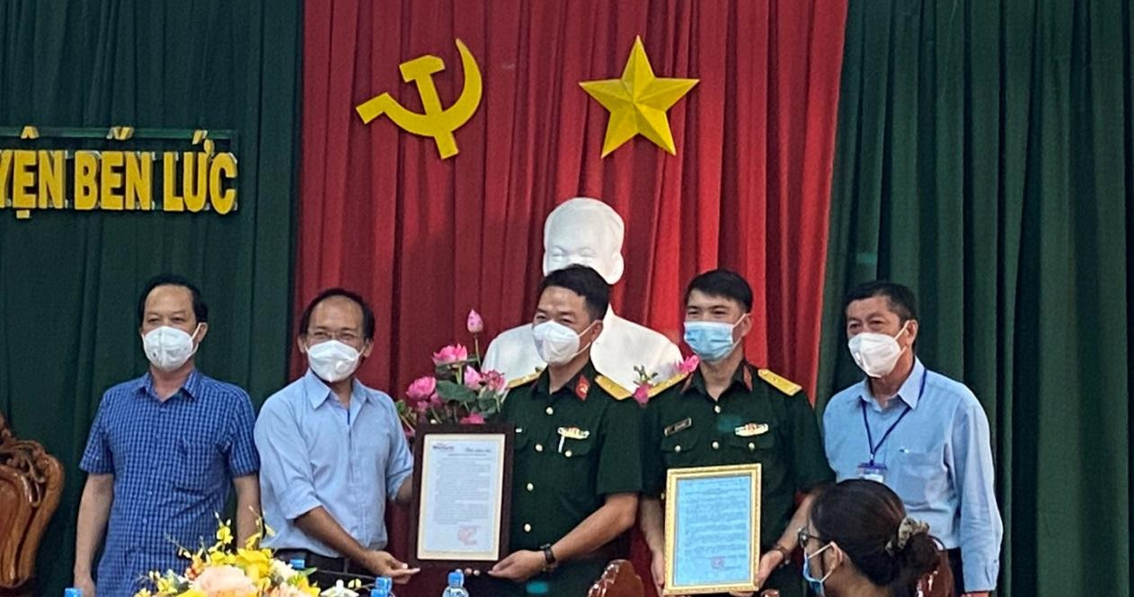 Lãnh đạo huyện Bến Lức gửi thư cảm ơn đến đại diện của đoàn BV 175