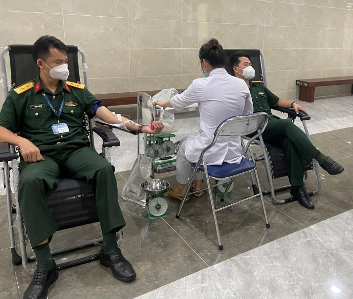 Các CBCNV của bệnh viện hiến máu