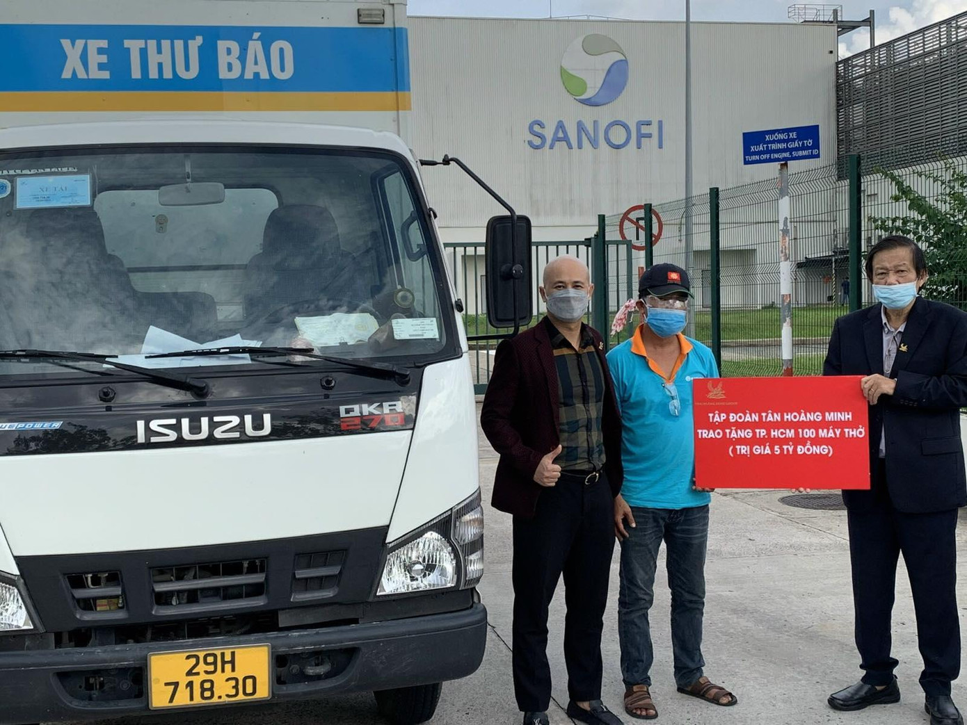 Đại diện Tập đoàn Tân Hoàng Minh trao tặng máy thở cho các cơ sở y tế phía Nam Đại diện Tập đoàn Tân Hoàng Minh trao tặng máy thở cho các cơ sở y tế phía Nam