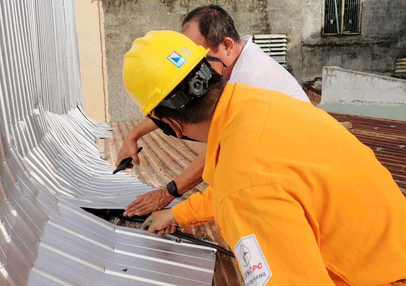 Điện lực Sơn Trà đã phát hiện và xử lý kịp thời ngay trong ngày trường hợp sản lượng điện tăng bất thường của khách hàng N.V.M (trú tại Kiệt 19 Đa Mặn Đông 4, phường Khuê Mỹ, quận Ngũ Hành Sơn, TP Đà Nẵng).