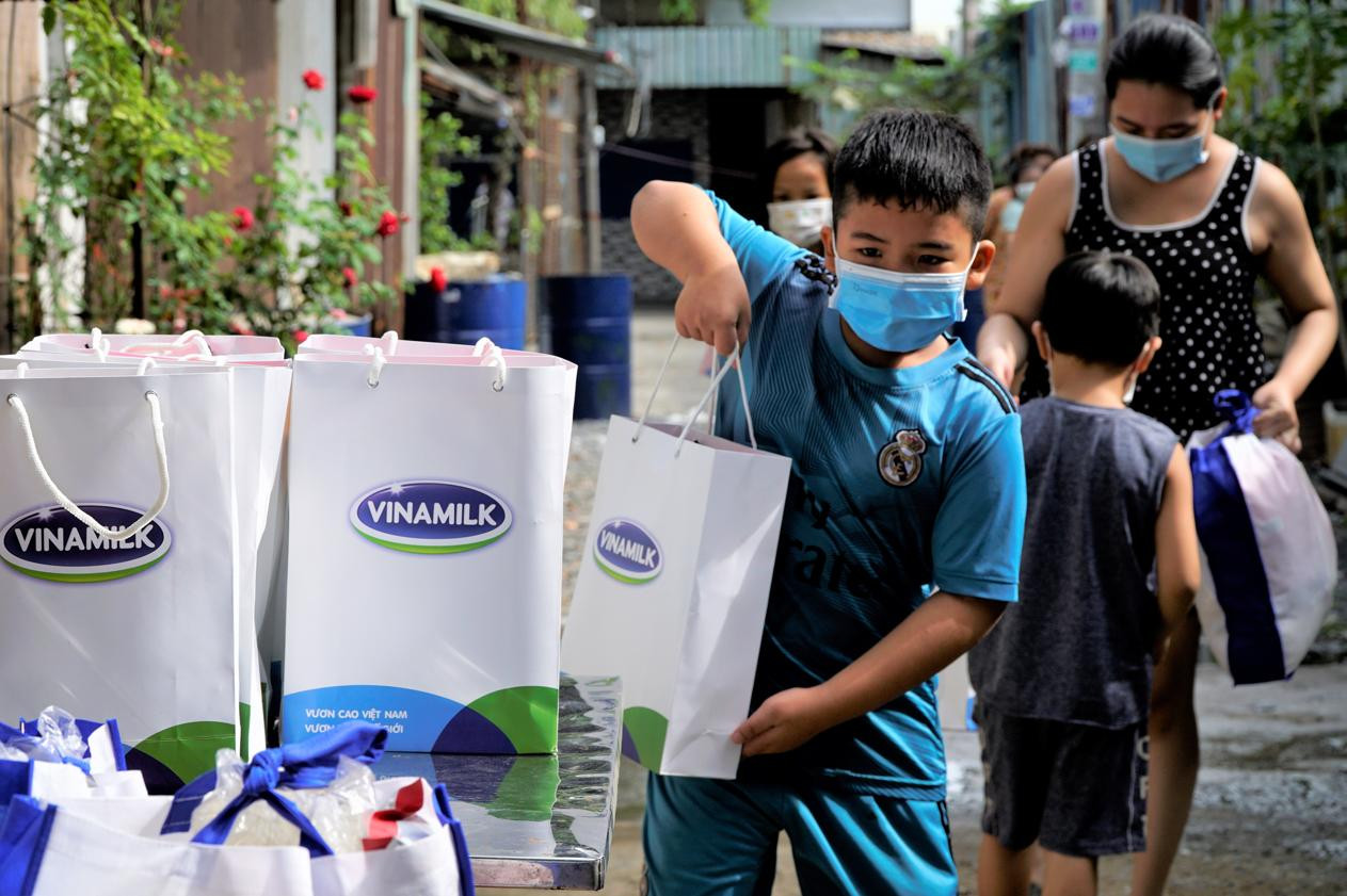 Những món quà thiết thực đã được Thành đoàn Tp.HCM và Vinamilk gửi đến bà con tại Quận Bình Tân trong những ngày giữa tháng 8 Những món quà thiết thực đã được Thành đoàn Tp.HCM và Vinamilk gửi đến bà con tại Quận Bình Tân trong những ngày giữa tháng 8